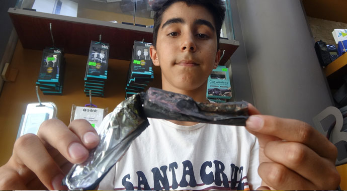 Cep telefonu bataryası bomba gibi patladı