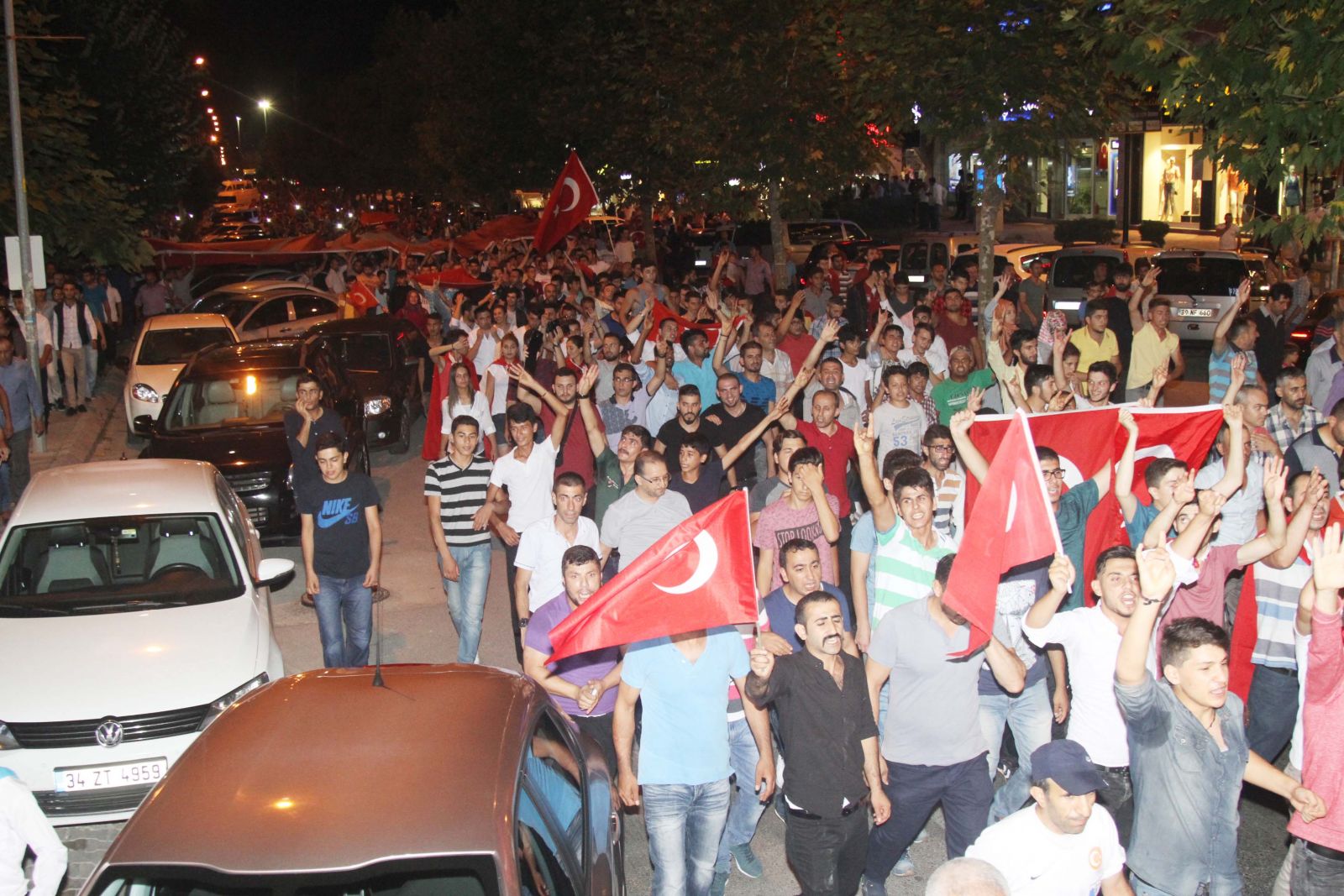 Tankların çıkacağı söylentisiyle garnizonun önüne aktılar