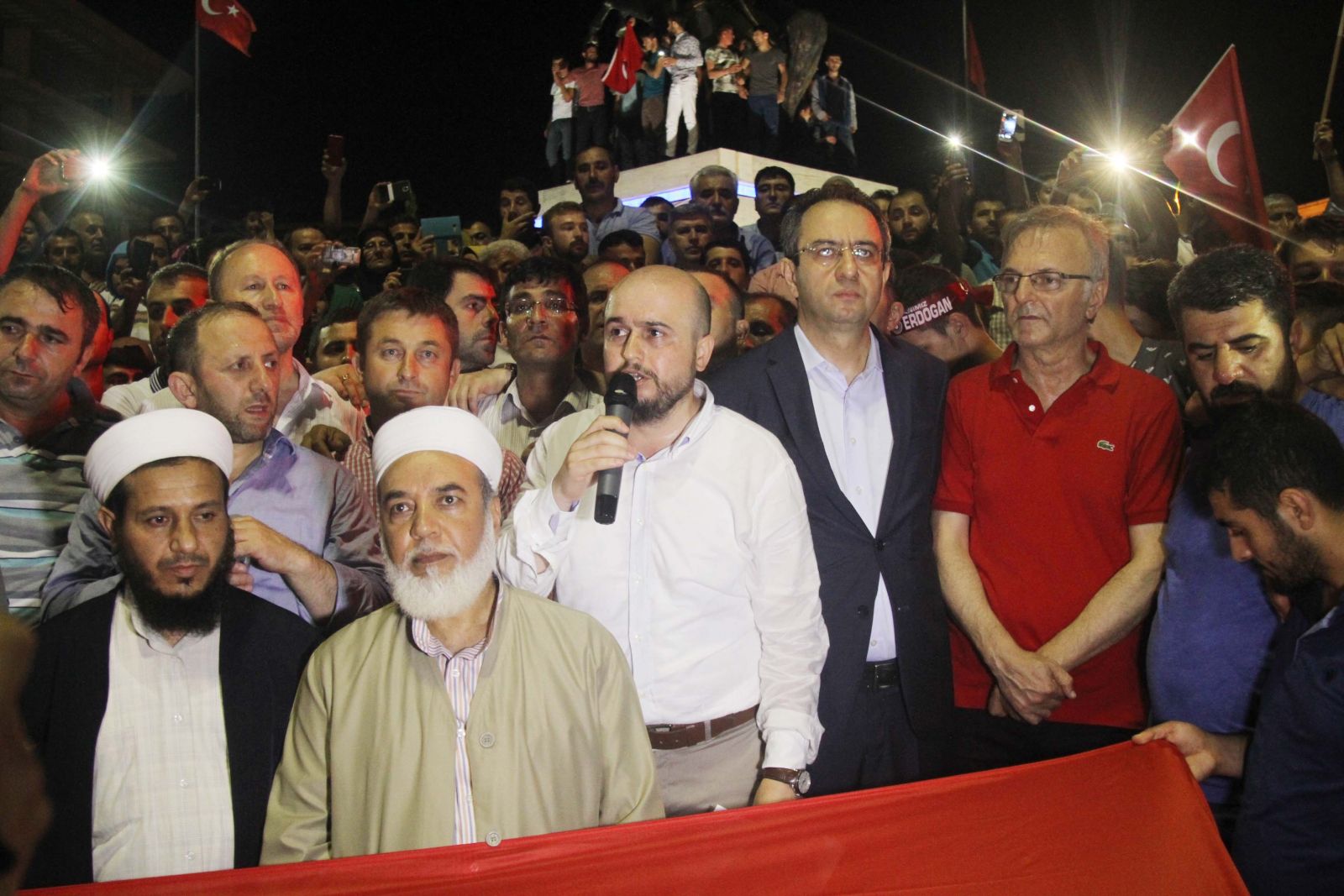 Tankların çıkacağı söylentisiyle garnizonun önüne aktılar