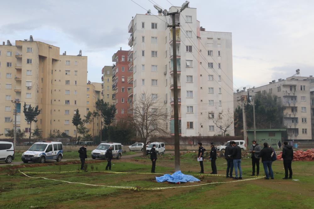 Aydınlatma direğine dayalı vaziyette ölü bulundu