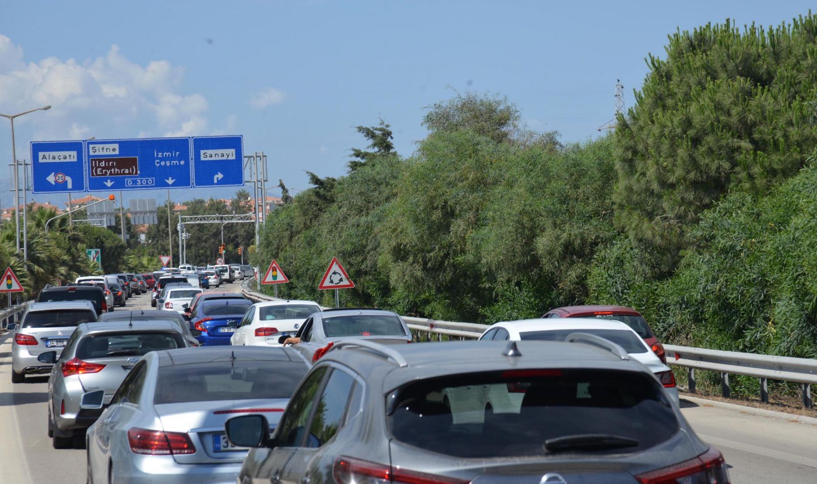 Çeşme'de uzun araç kuyrukları oluştu