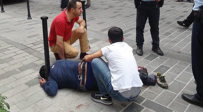 Kızının gözleri önünde bıçaklandı!