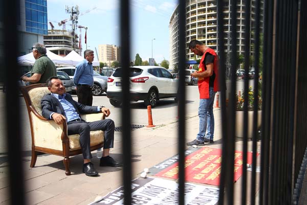 CHP Genel Merkezi önünde koltuklu eylem