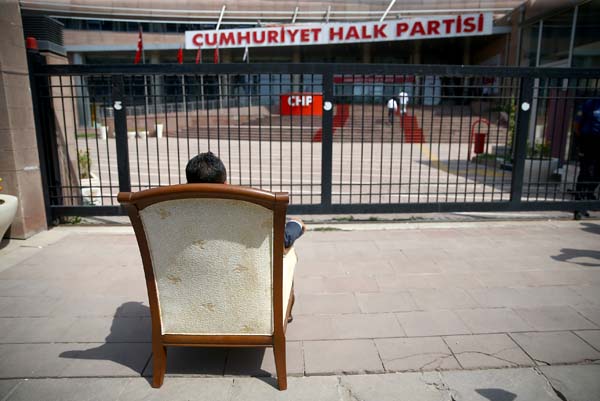 CHP Genel Merkezi önünde koltuklu eylem