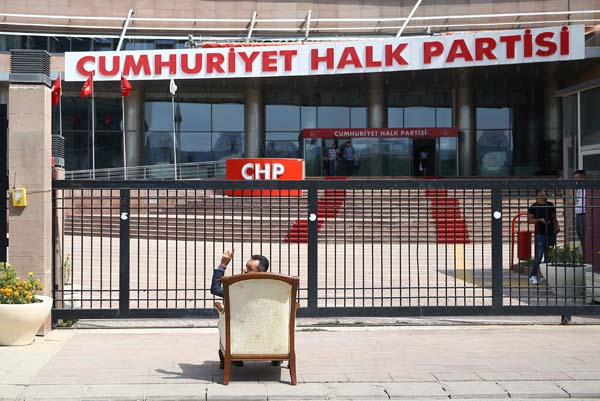 CHP Genel Merkezi önünde koltuklu eylem