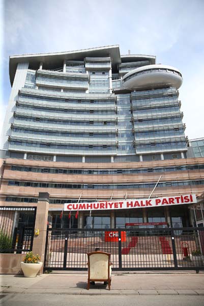 CHP Genel Merkezi önünde koltuklu eylem