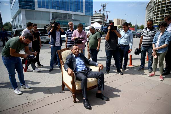 CHP Genel Merkezi önünde koltuklu eylem