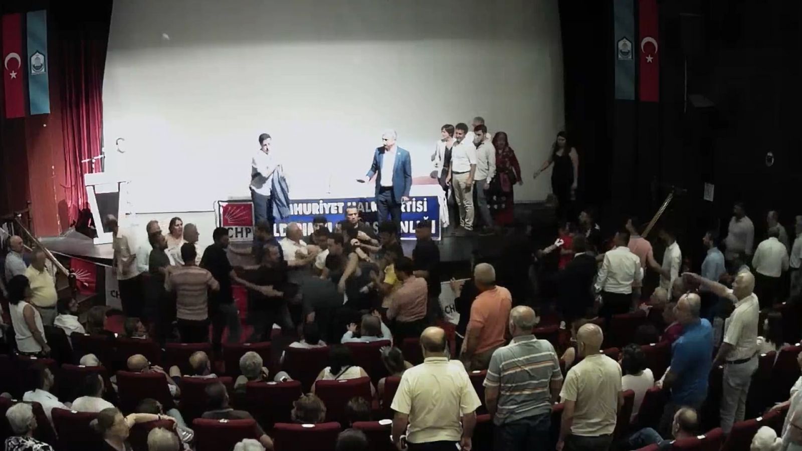 CHP toplantısında ortalık karıştı! Yumruk yumruğa...