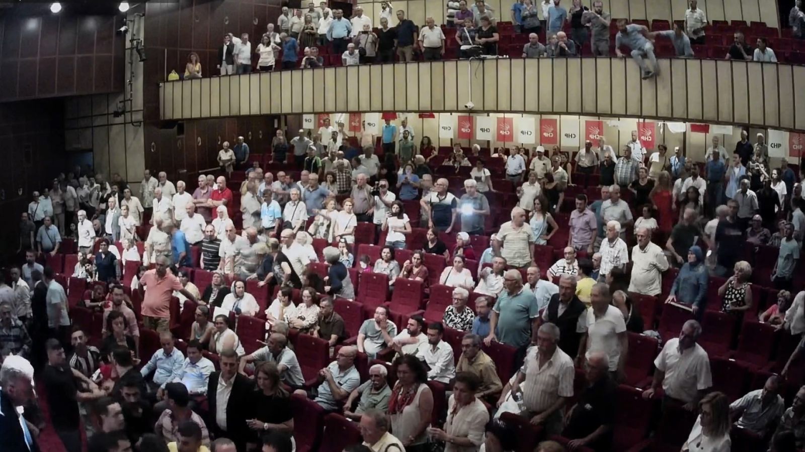 CHP toplantısında ortalık karıştı! Yumruk yumruğa...