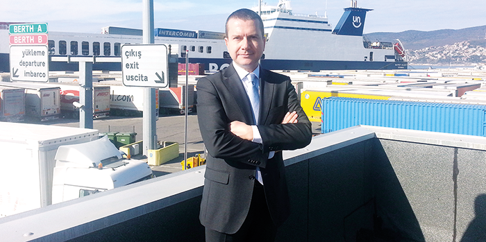 Avrupa’nın göbeğine Türkçe tabela astırdı Avrupa’nın göbeğine Türkçe tabela astırdı