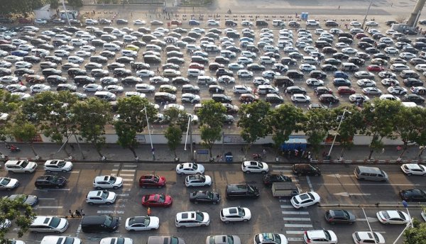 Böyle trafik görülmedi! 10 bin araç, 50 bin kişi...
