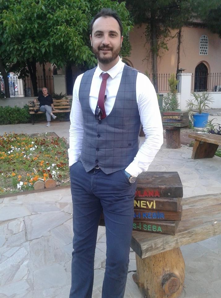 Cinayet sanığı duruşmada öldürdüğü kızın babasına saldırdı