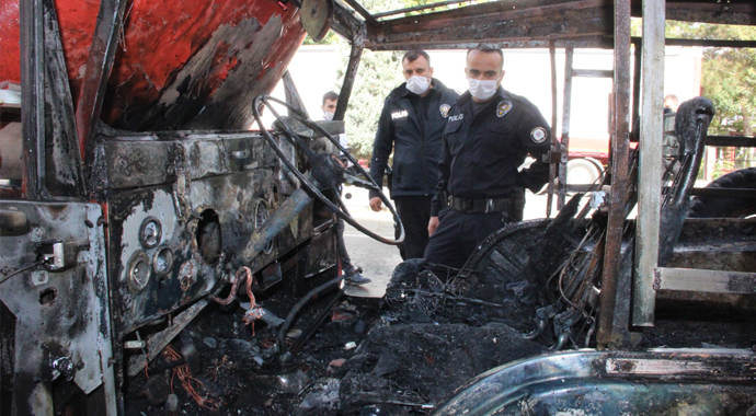 Park halindeki cip yanarak demir yığınına döndü