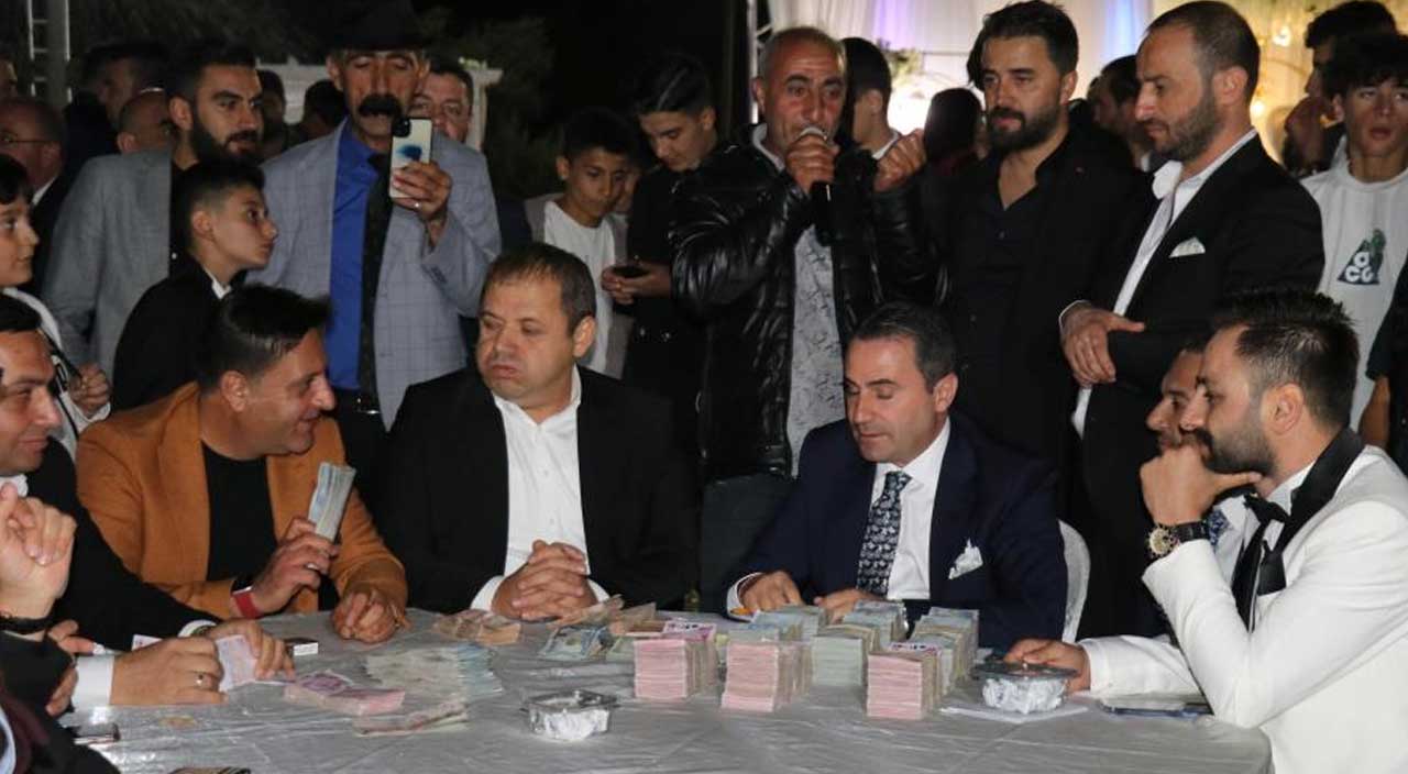 2 bin davetli katıldı... Aşiret düğününde gelin ve damada takılan para dudak uçuklattı 2 bin davetli katıldı... Aşiret düğününde gelin ve damada takılan para dudak uçuklattı
