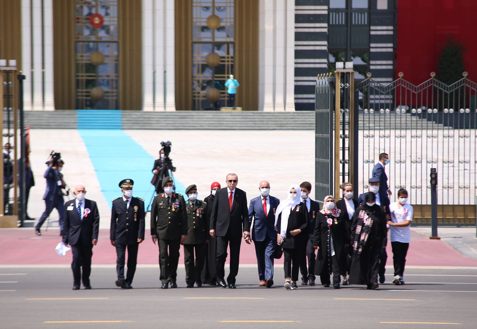 Cumhurbaşkanı Erdoğan şehitler anıtına çelenk bıraktı