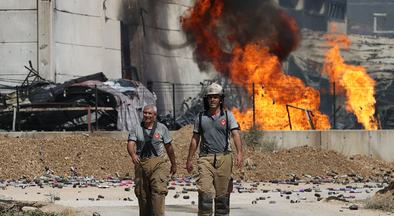 İzmir'de korkutan yangın! Kozmetik fabrikası alevlere teslim oldu