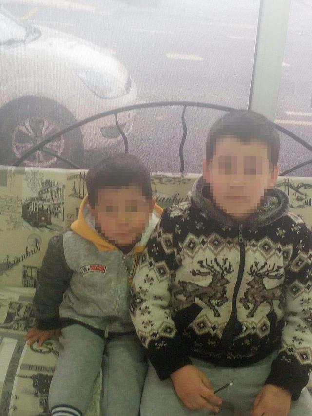 Çocuklarından birini odaya kilitledi, diğerini yanına alarak evi terk etti