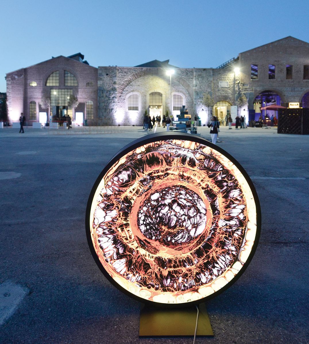 Çağdaş sanat yüzünü tarihe çevirdi