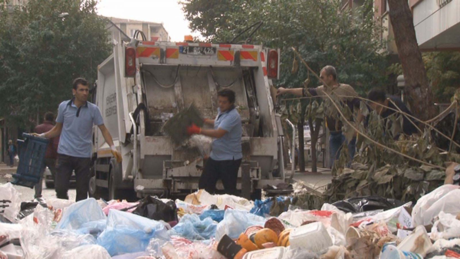 Diyarbakır'da çöpler toplanmaya başladı