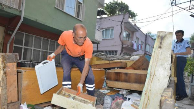 Çöp evden 2 kamyon çöp çıktı