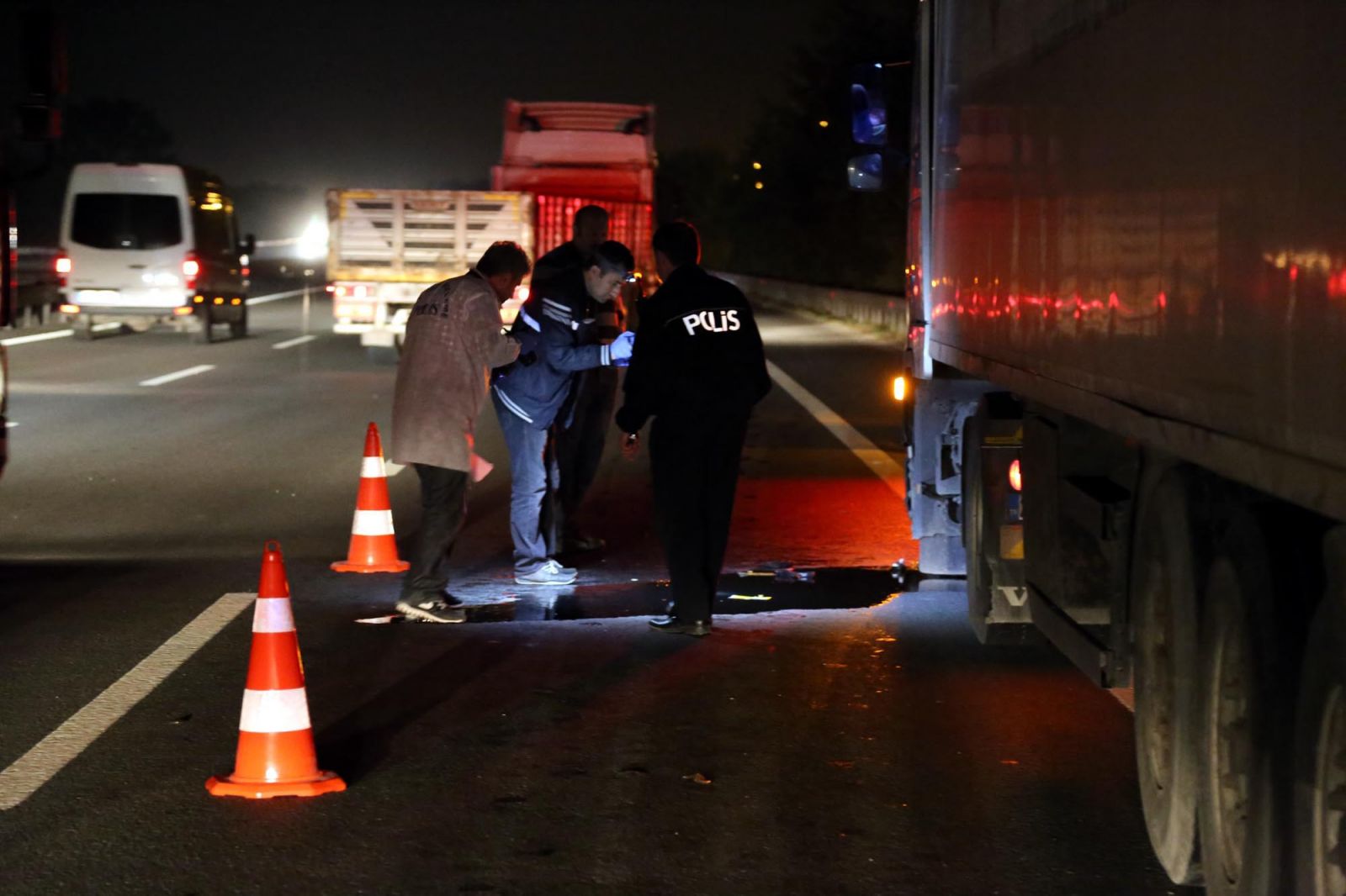 Vali Coş’un korumaları, sürücüsünün ’Yol vermediği’ TIR’a ateş açtı
