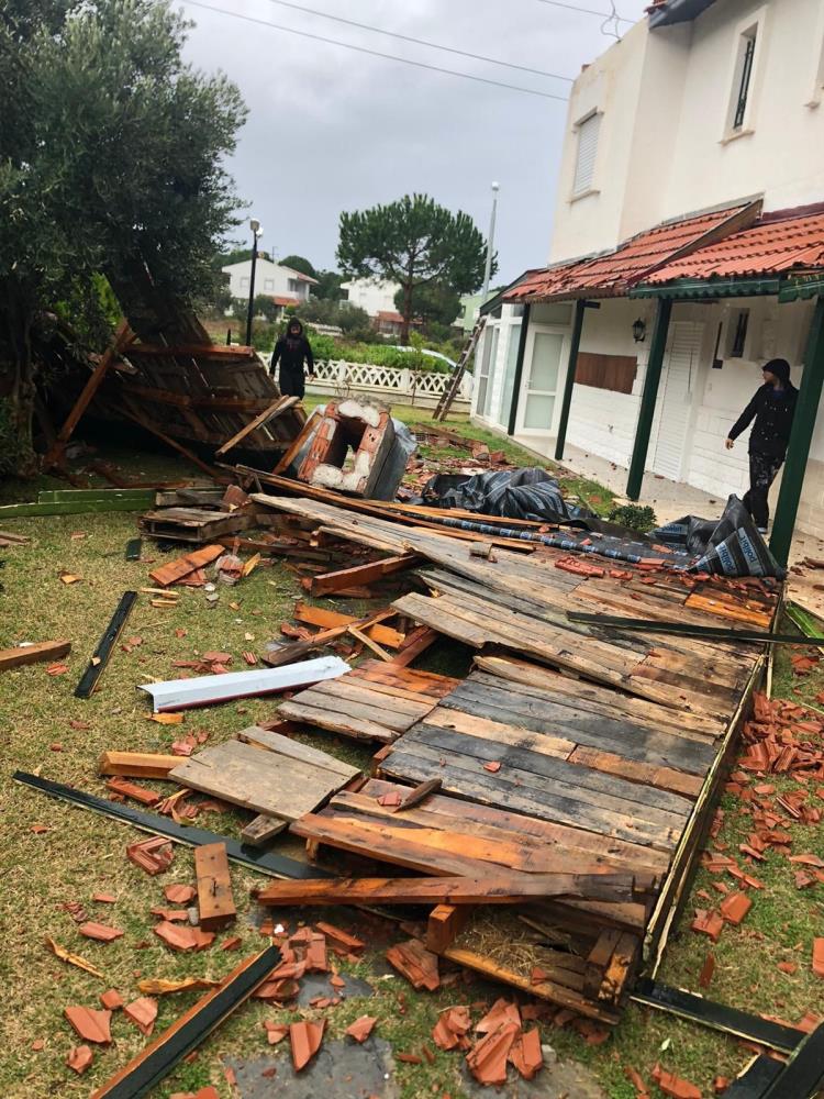 Çeşme'de hortum paniği: Evlerin çatılarında hasar oluştu