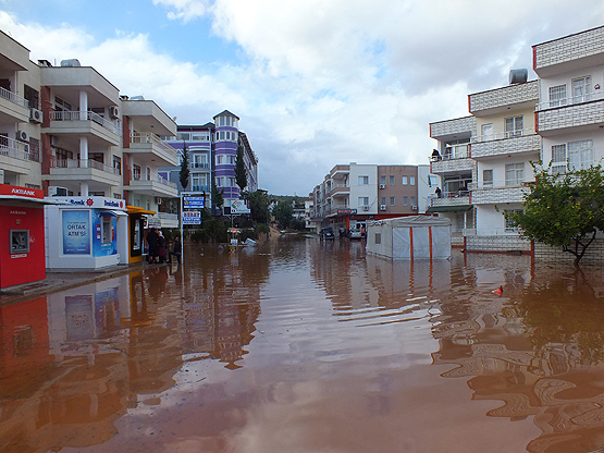 Mersin'de şiddetli yağış nedeniyle dereler taştı, araçlar sele kapıldı