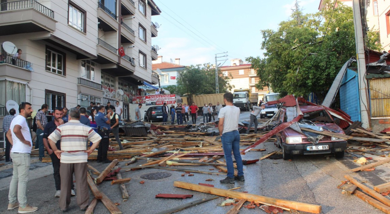 Ankara'da fırtınada 3 binanın çatısı uçtu