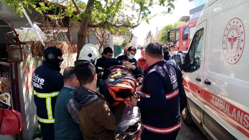 Eşini dinlemedi! Yaşlı adam çıktığı çatıdan düştü