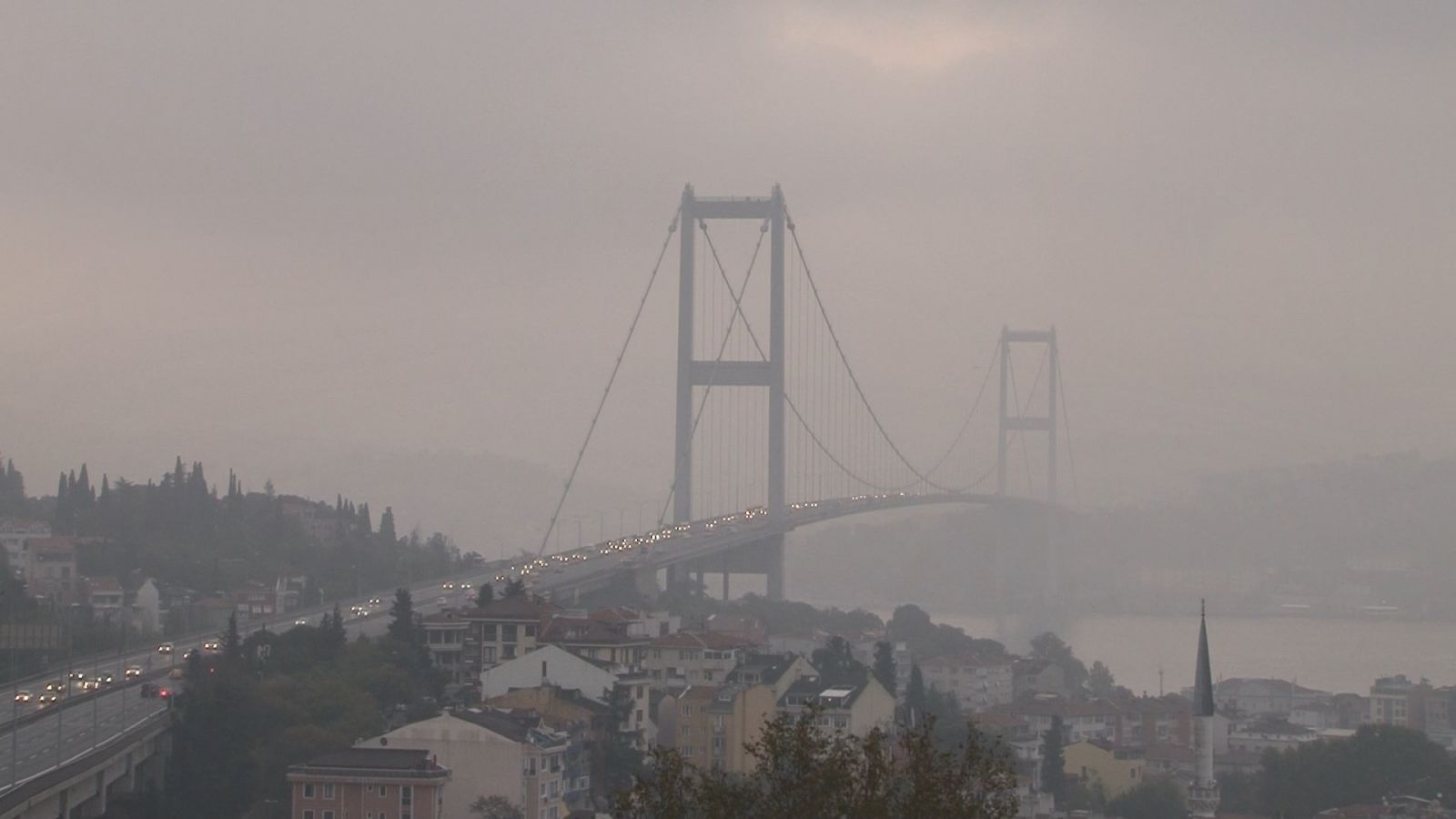 İstanbullular Cumartesi sabahına sisli bir havayla uyandı