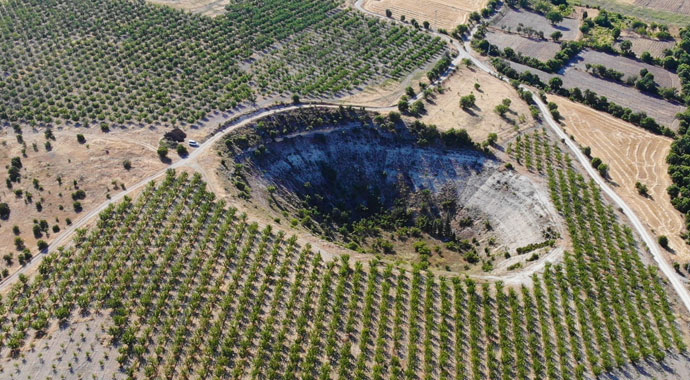 Elazığ'daki 40 metre derinliğindeki 500 metre genişliğindeki Kup çukurunun gizemi çözüldü! Elazığ'daki 40 metre derinliğindeki 500 metre genişliğindeki Kup çukurunun gizemi çözüldü!