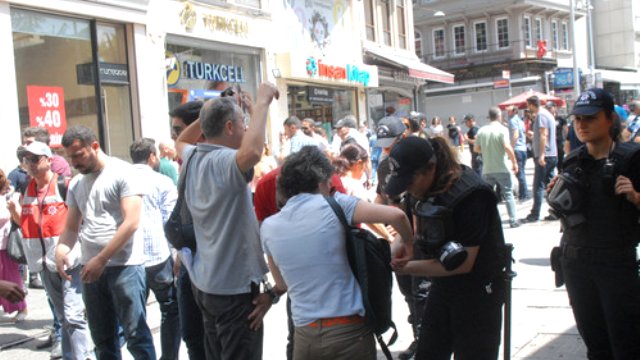 HDP İstiklal'de olay çıkarttı, polis müdahale etti