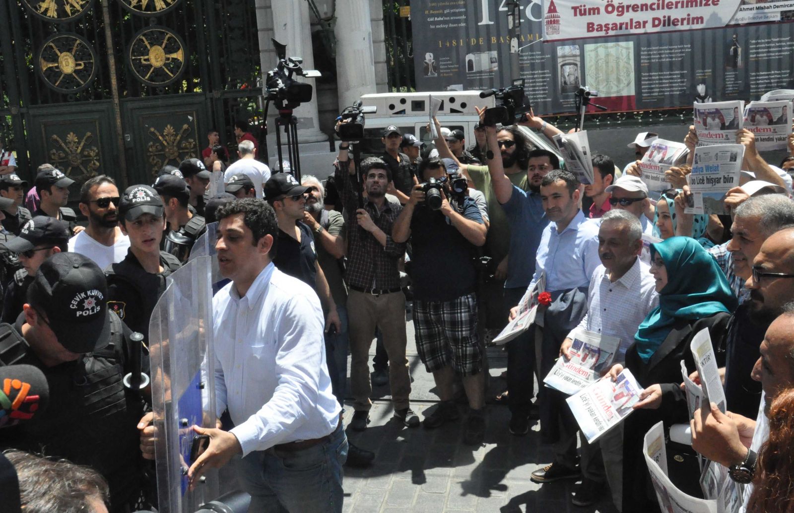 HDP İstiklal'de olay çıkarttı, polis müdahale etti