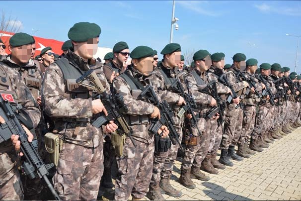 JÖH, PÖH ve Güvenlik Korucuları aynı safta cuma namazında