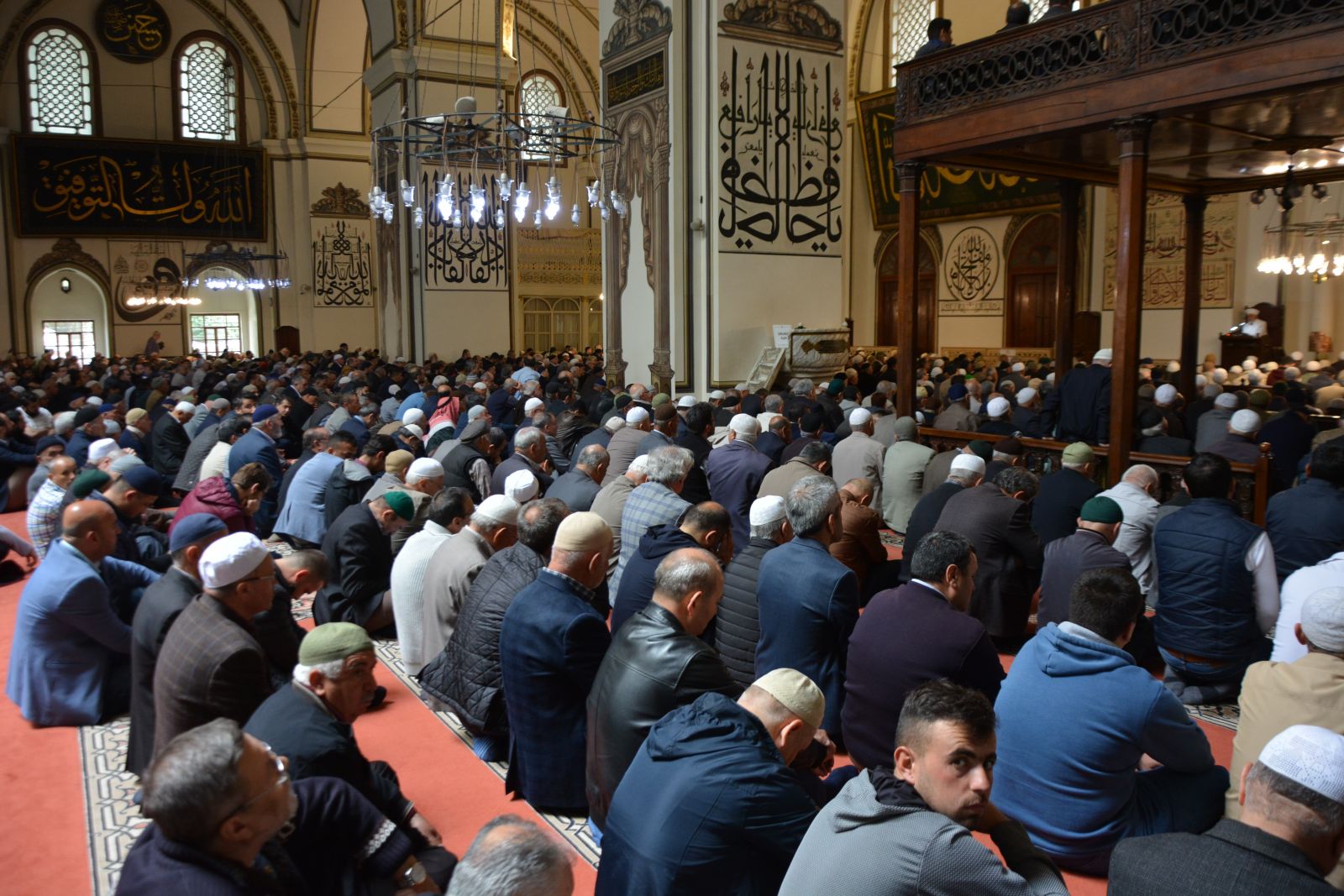 Ramazan'ın ilk cuma namazında camiler doldu taştı