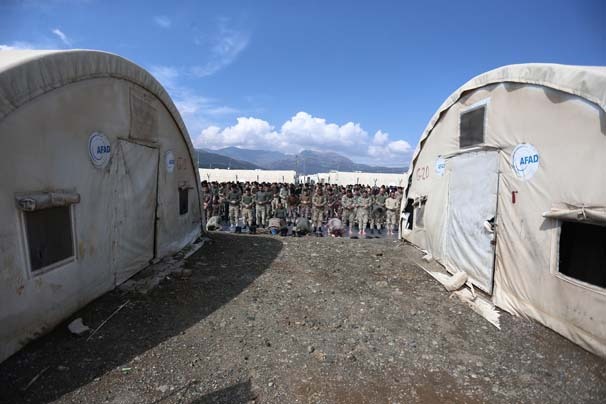 JÖH, PÖH ve Güvenlik Korucuları aynı safta cuma namazında