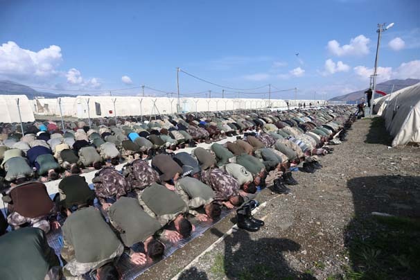 JÖH, PÖH ve Güvenlik Korucuları aynı safta cuma namazında