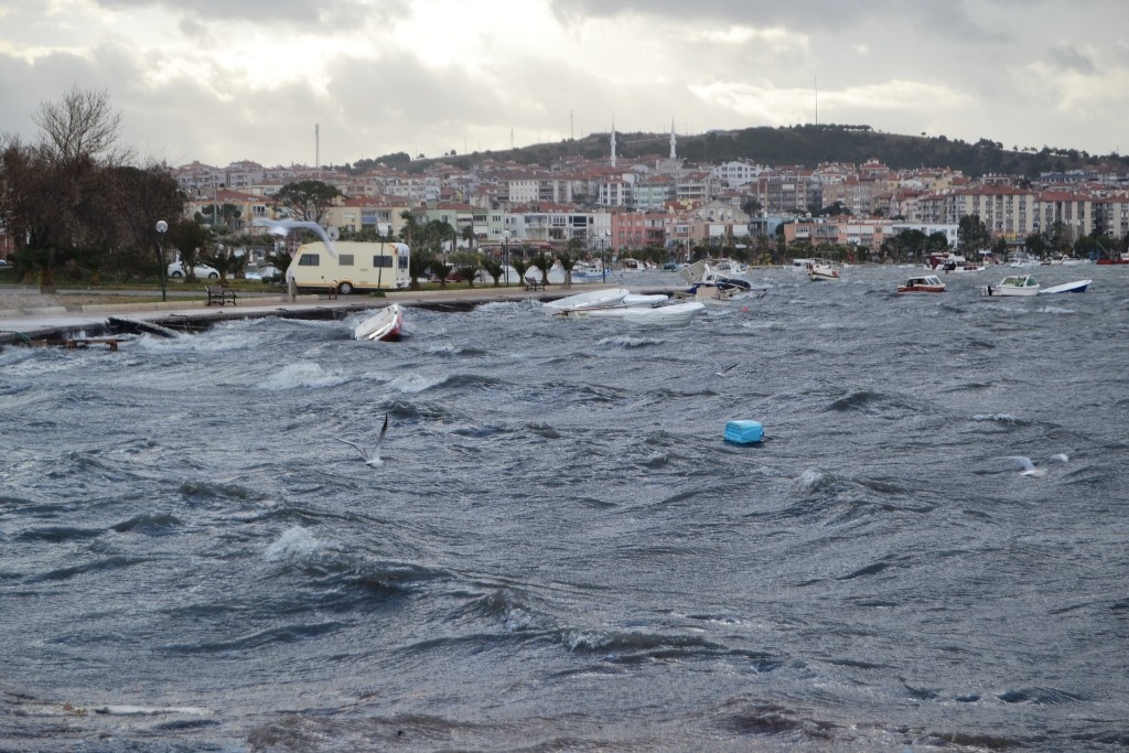 Ayvalık’ta lodos küçük balıkçı teknelerini batırdı