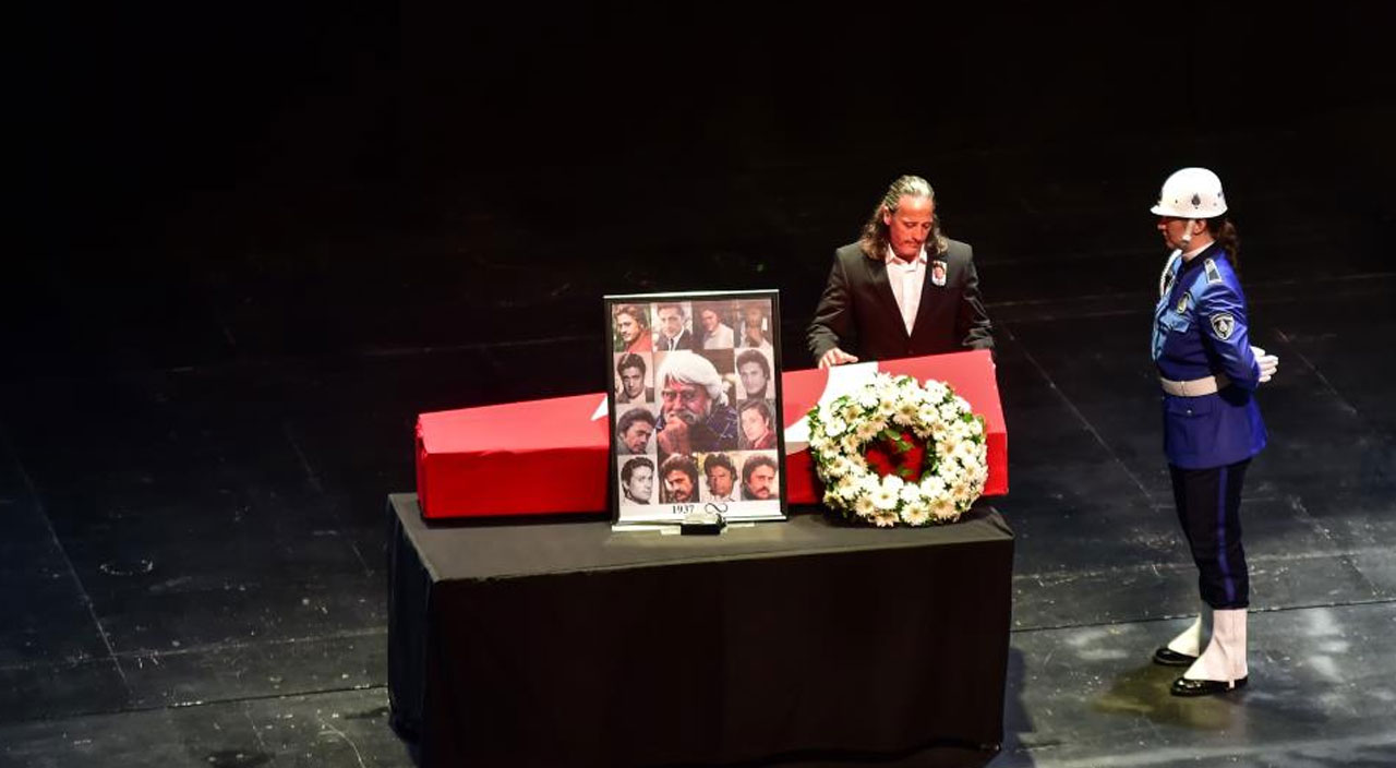 Cüneyt Arkın’ın cenazesi sevenlerinin omuzunda Teşvikiye Camii'ne getirildi