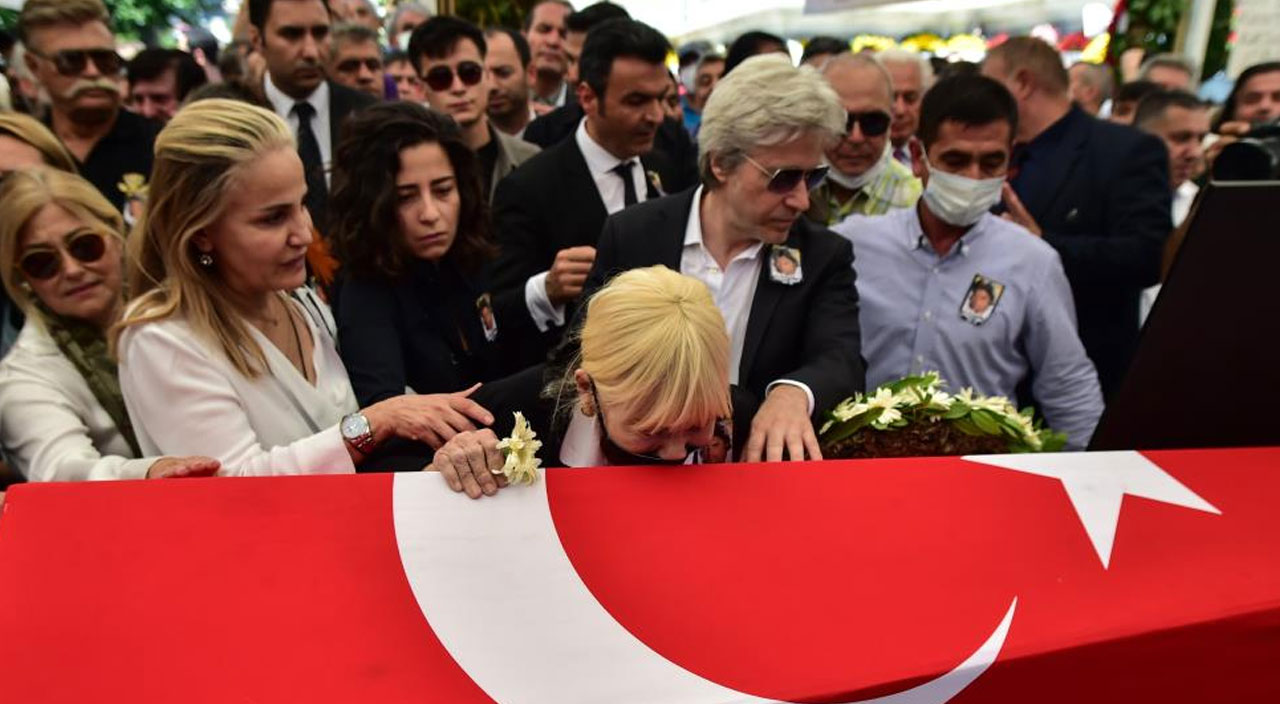 Türkan Şoray can dostu Cüneyt Arkın’ın tabutuna sarılarak hüngür hüngür ağladı Türkan Şoray can dostu Cüneyt Arkın’ın tabutuna sarılarak hüngür hüngür ağladı