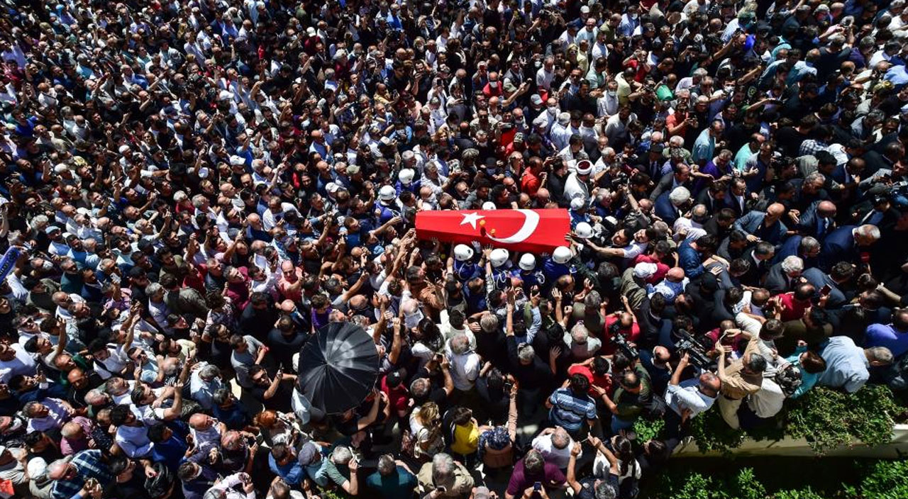 Türkan Şoray can dostu Cüneyt Arkın’ın tabutuna sarılarak hüngür hüngür ağladı Türkan Şoray can dostu Cüneyt Arkın’ın tabutuna sarılarak hüngür hüngür ağladı