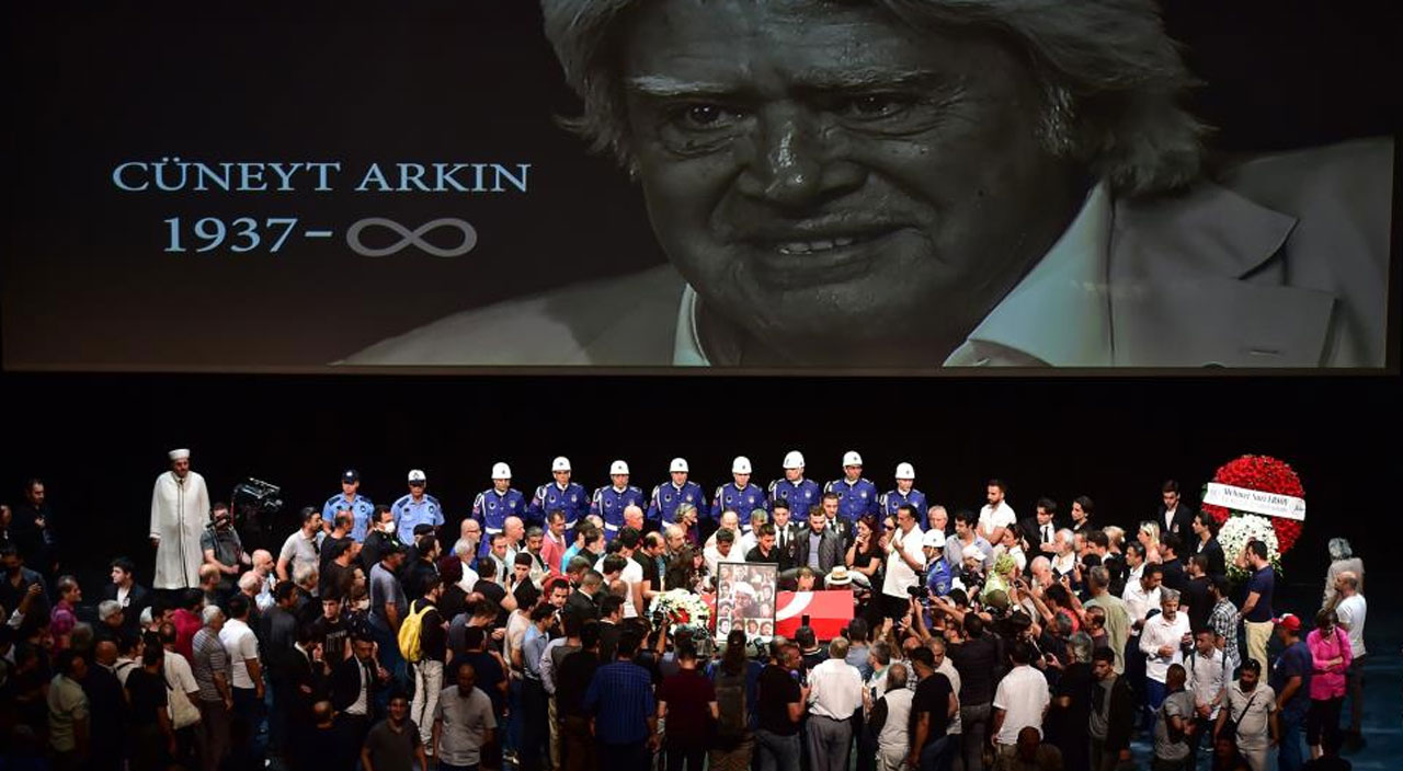 Cüneyt Arkın’ın cenazesi sevenlerinin omuzunda Teşvikiye Camii'ne getirildi