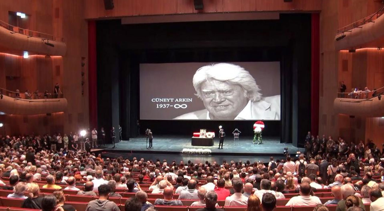 Cüneyt Arkın’a oğlundan ağlatan veda: Böyle insanlara ağlamak değil, destan yaraşır