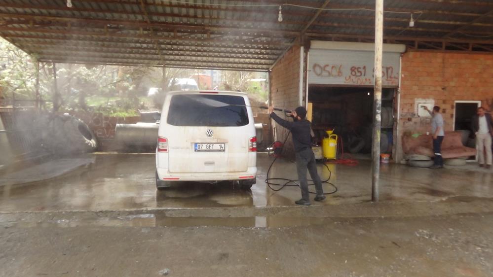 Çöl tozu Türkiye’ye ulaştı, Batman'da evleri araçlar çamur kapladı