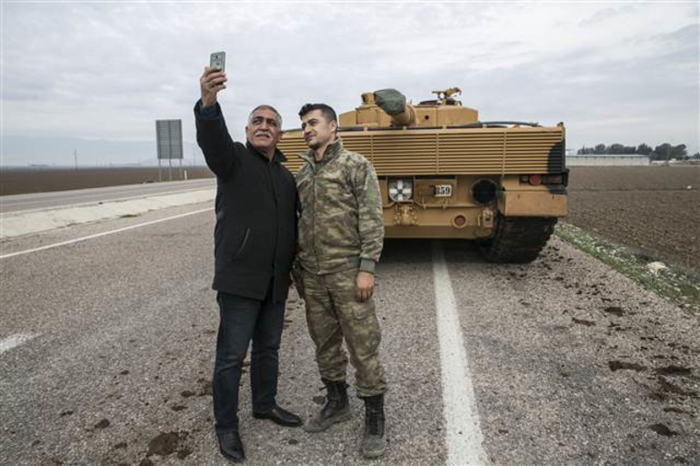Vatandaşlar, Mehmetçik'i sevgi ve duayla sınır ötesine uğurladı