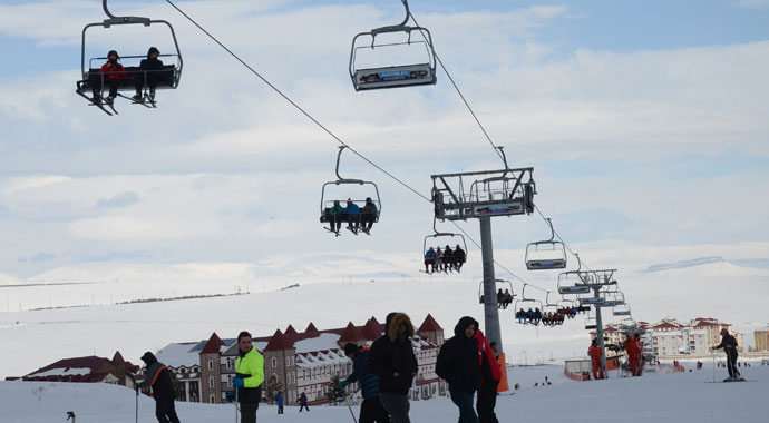 Cıbıltepe Kayak Merkezi'nde tatil yoğunluğu