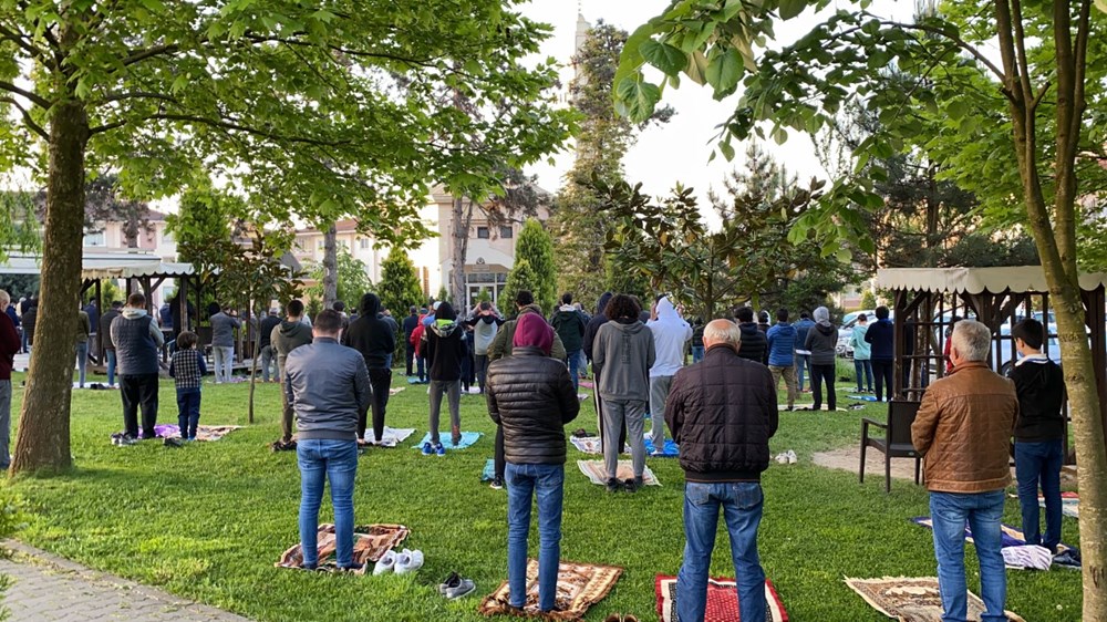 Sosyal mesafe ve maskeli bayram namazı Sosyal mesafe ve maskeli bayram namazı