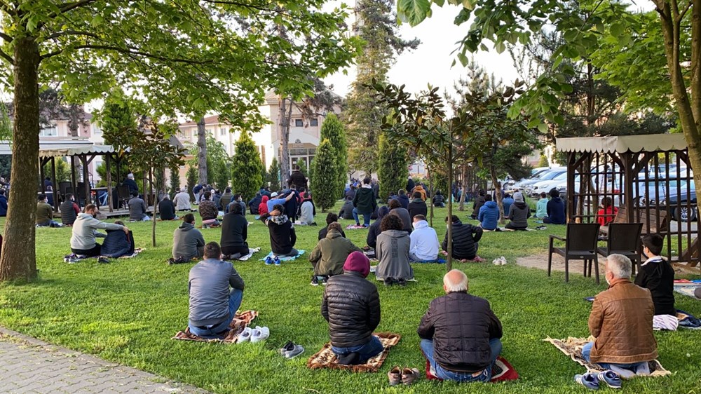 Sosyal mesafe ve maskeli bayram namazı Sosyal mesafe ve maskeli bayram namazı