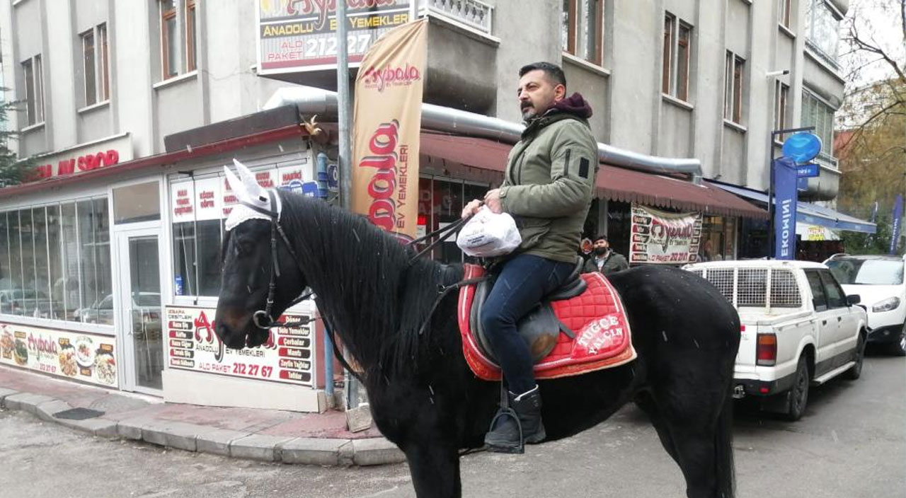 Ankara’da atlı kuryeler yemek siparişlerini teslim ediyor