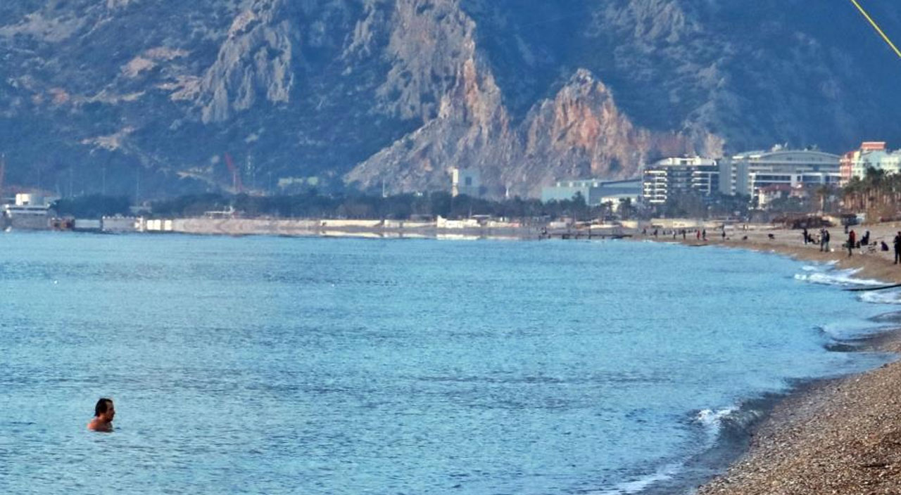 Antalya'da vatandaşlar kar manzarası eşliğinde denize girdi